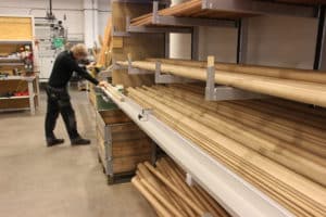 Handläufe, Holz, Produktionsmitarbeiter