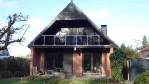 Nachher - Aluminiumgeländer mit graugetöntem Glas & in Wunsch-RAL-Farbe Balkongeländer mit Glas udn Dachschräge