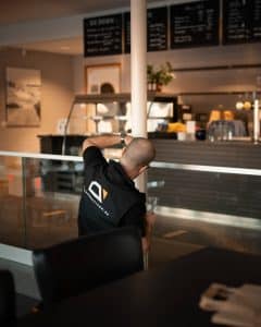 Die Geländerboutique montiert ein pfostenfreies Glasgeländer