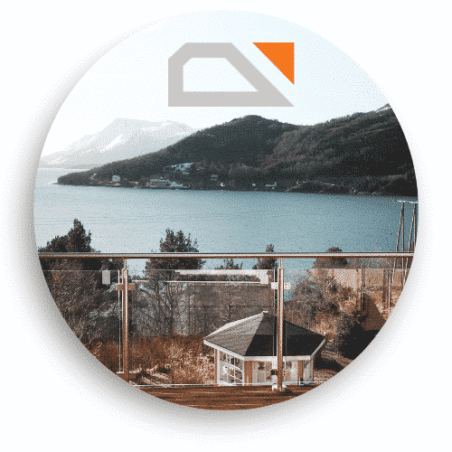 Glasgeländer mit Edelstahlpfosten und Handlauf auf Terrasse mit Panoramablick über Wasser, Berge und pittoreske Bebauung.